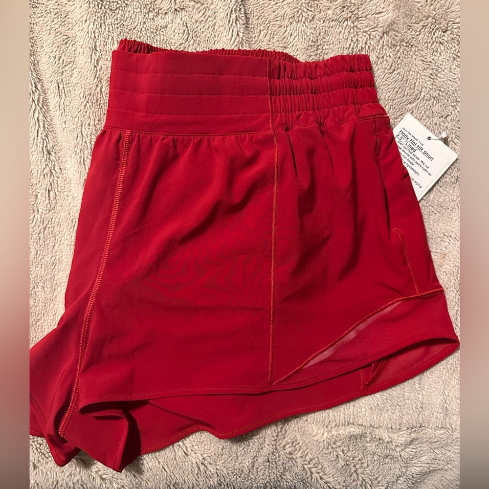 New Lululemon Hotty Hot 2.5” Lined shorts